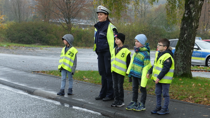 ADAC Warnwesten für die Erstklässler – Johannlandschule Hainchen